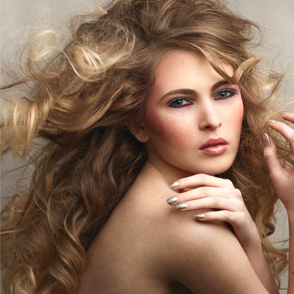 Portrait artistique d'une femme avec une coiffure volumineuse